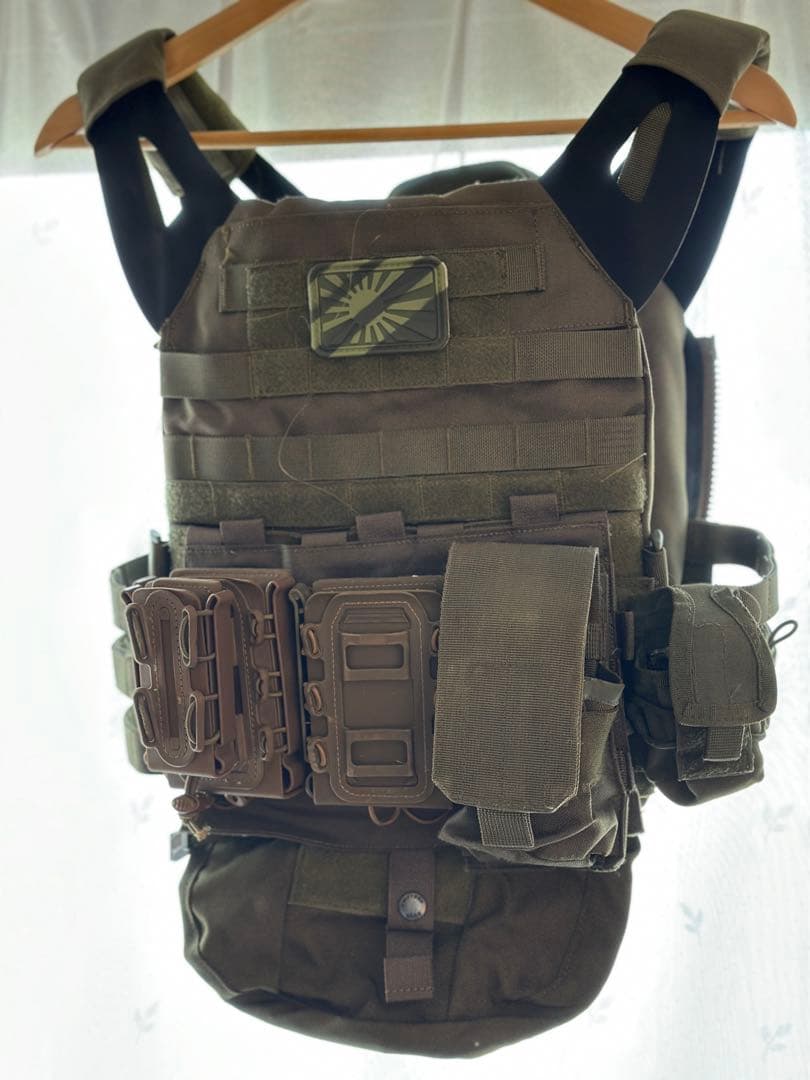 プレキャリ　タクティカルベスト　MOLLE