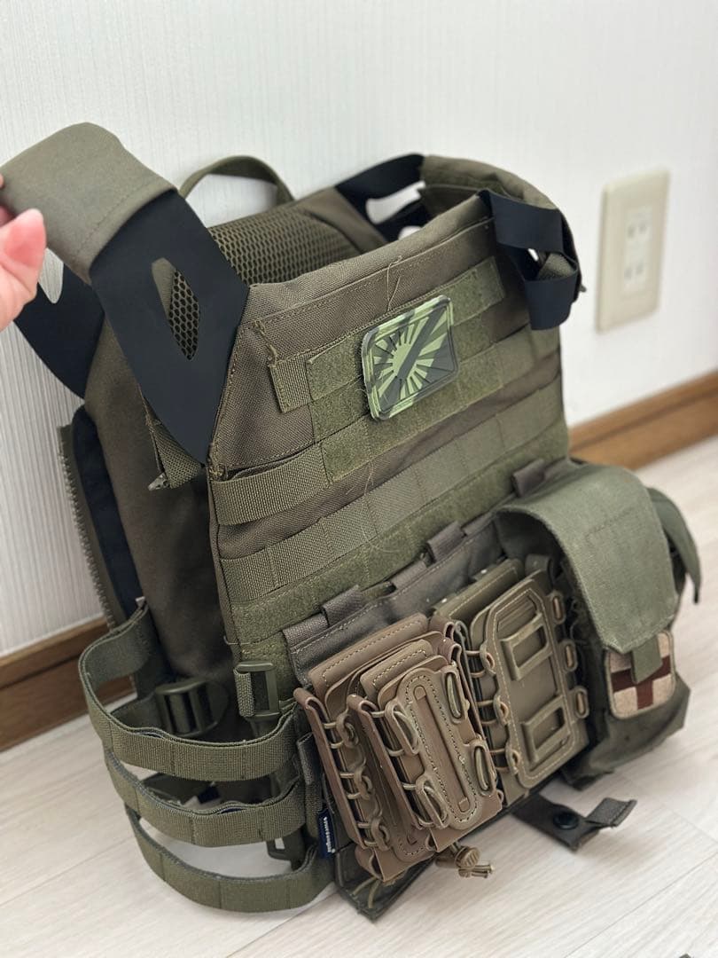 プレキャリ　タクティカルベスト　MOLLE