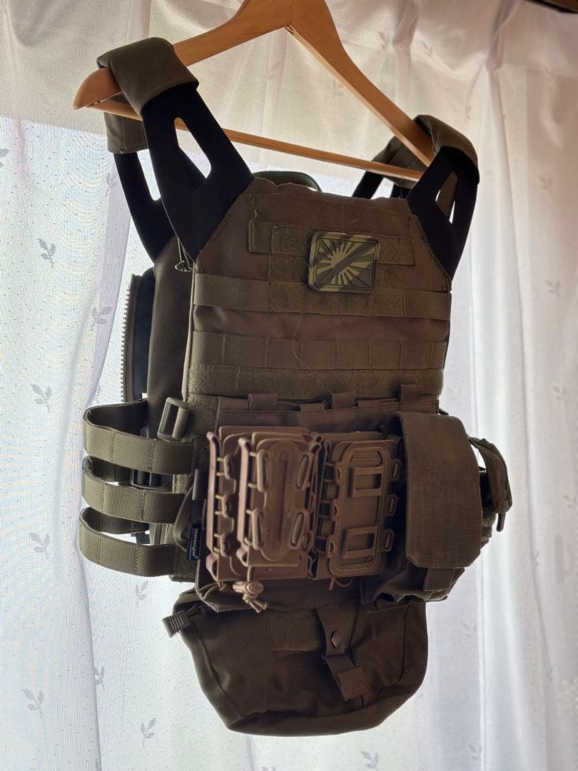 プレキャリ　タクティカルベスト　MOLLE
