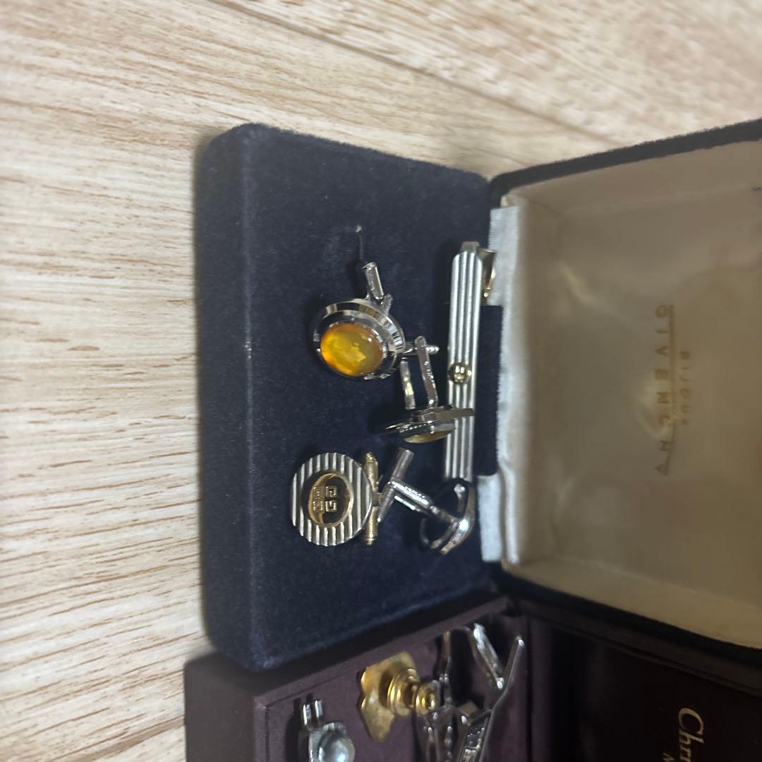 多様なアクセサリー、タイピン、カブスボタン他