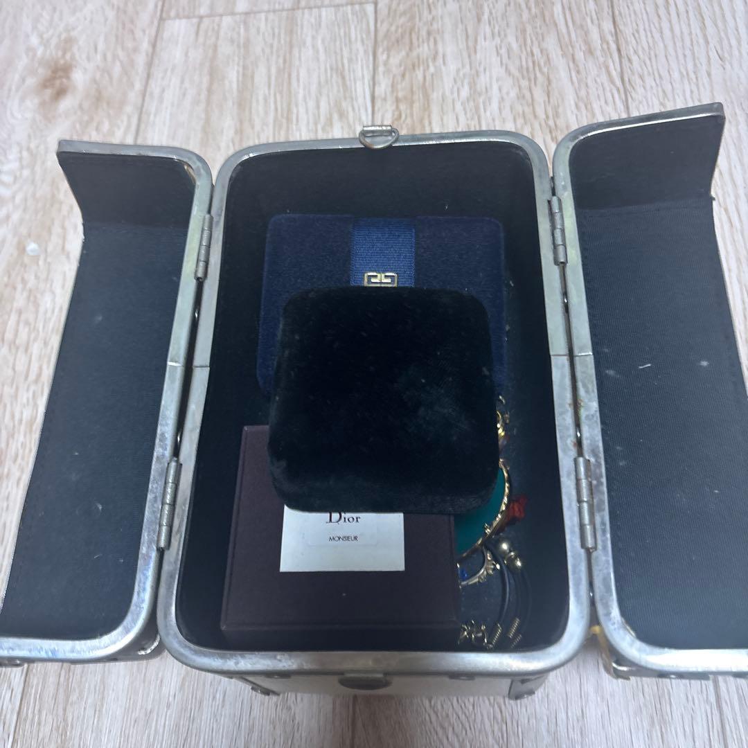 多様なアクセサリー、タイピン、カブスボタン他