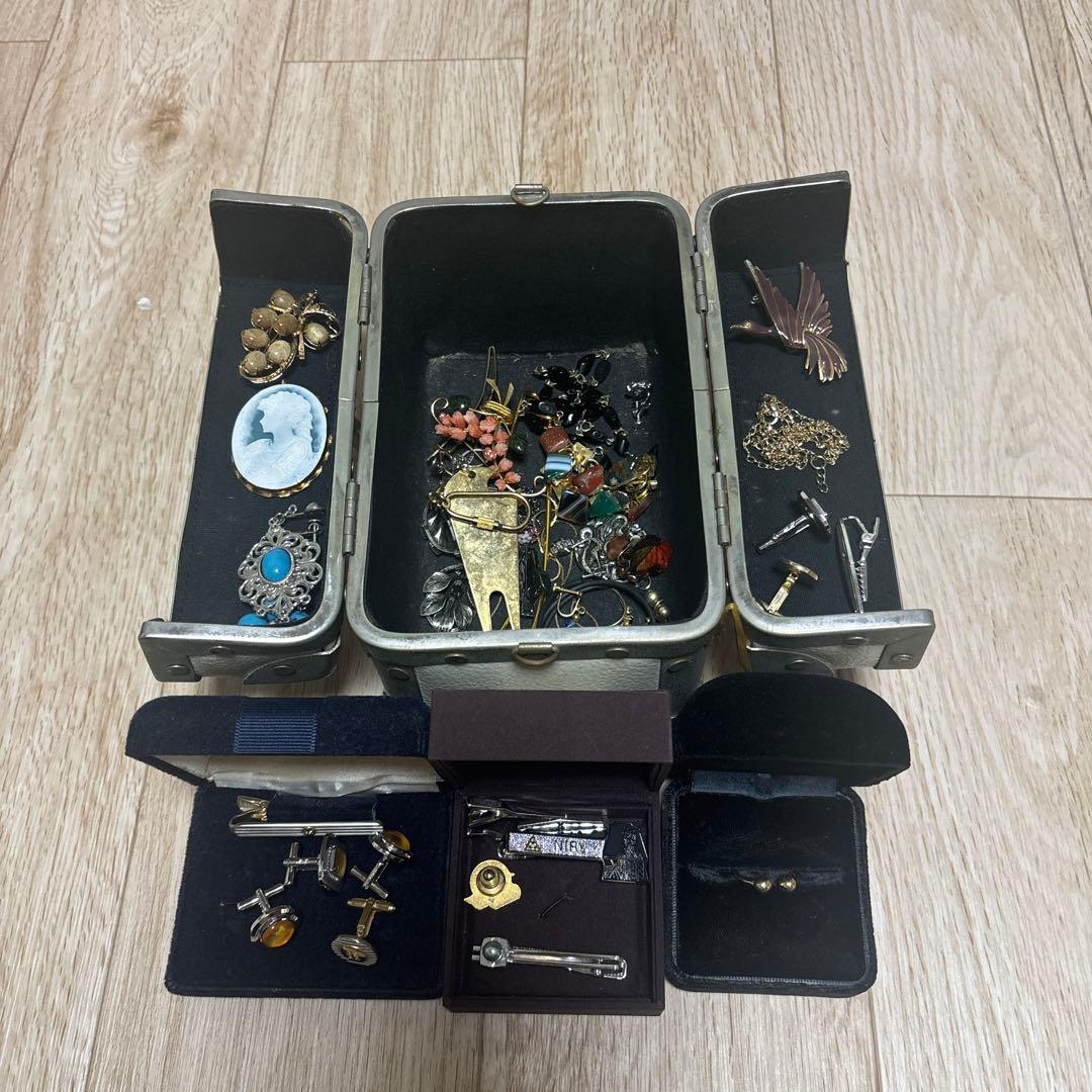 多様なアクセサリー、タイピン、カブスボタン他