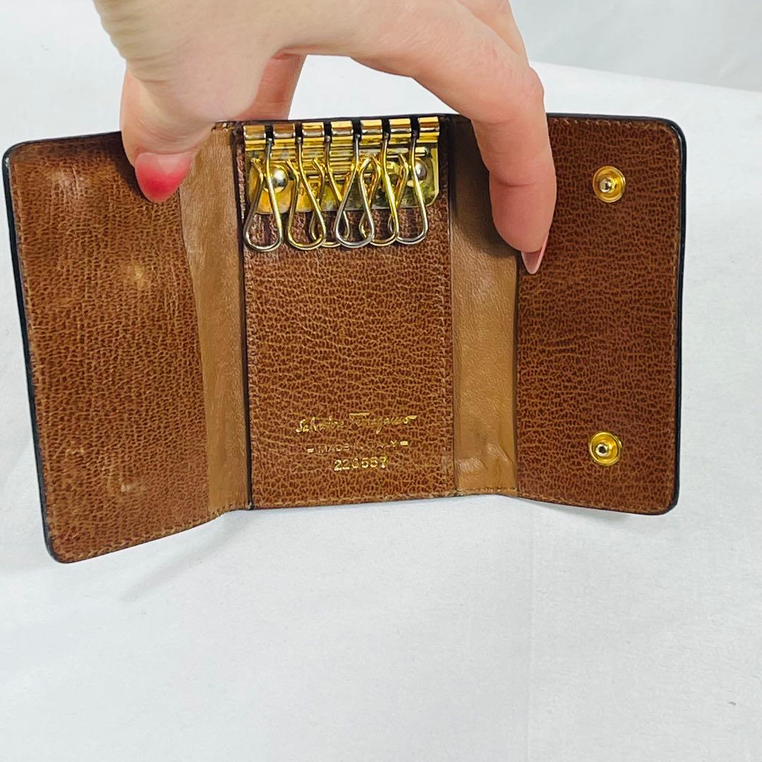 サルヴァトーレフェラガモ 2点セット①キーケース②ケース　です。