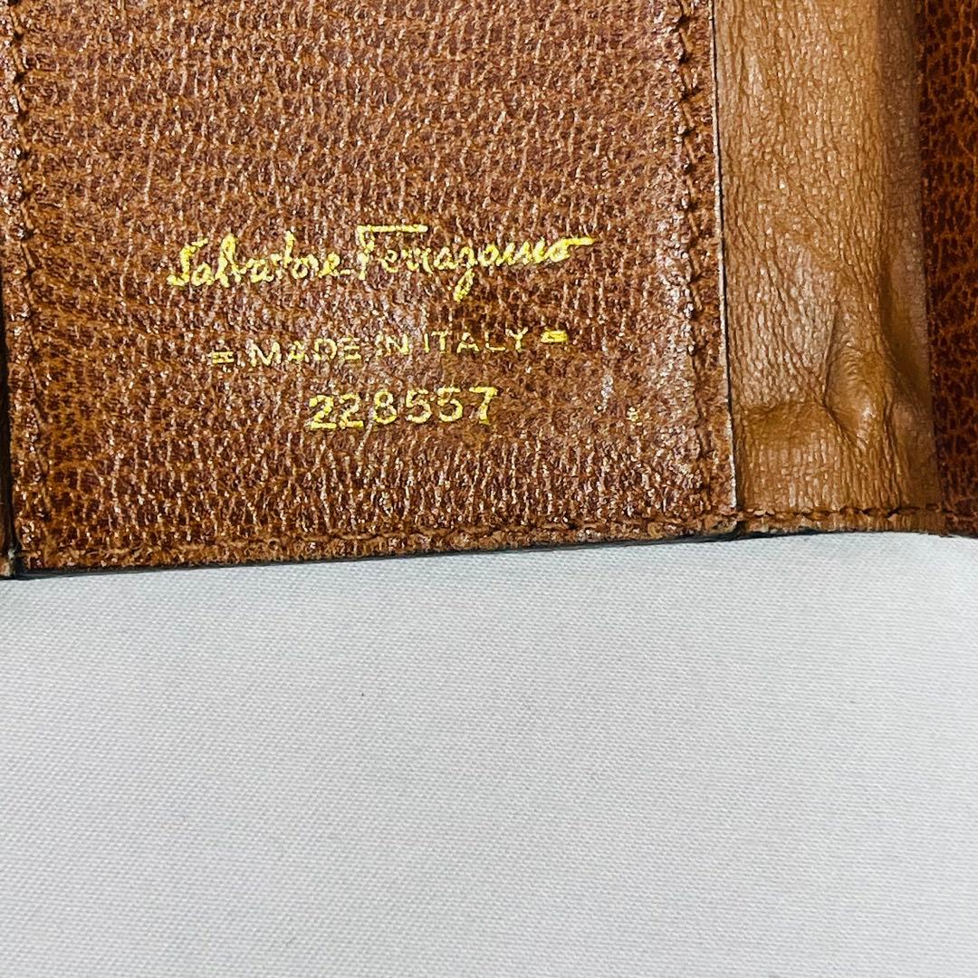 サルヴァトーレフェラガモ 2点セット①キーケース②ケース　です。