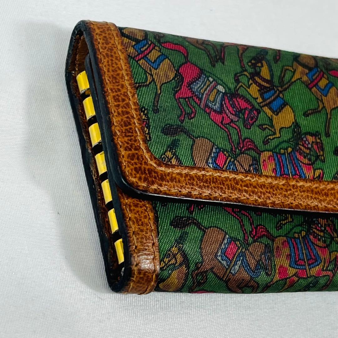 サルヴァトーレフェラガモ 2点セット①キーケース②ケース　です。