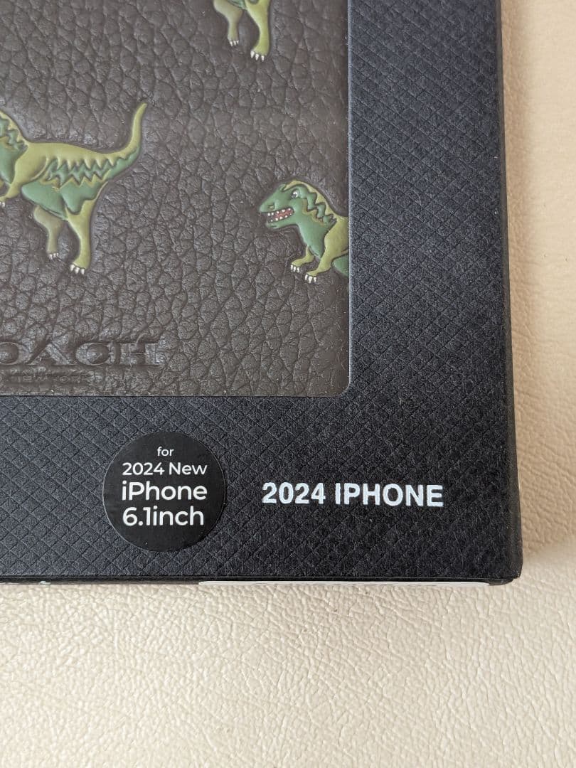 COACHコーチ iPhone16 スマホ ケース　恐竜柄 レキシー