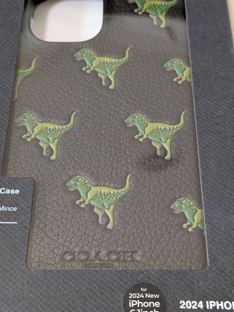 COACHコーチ iPhone16 スマホ ケース　恐竜柄 レキシー