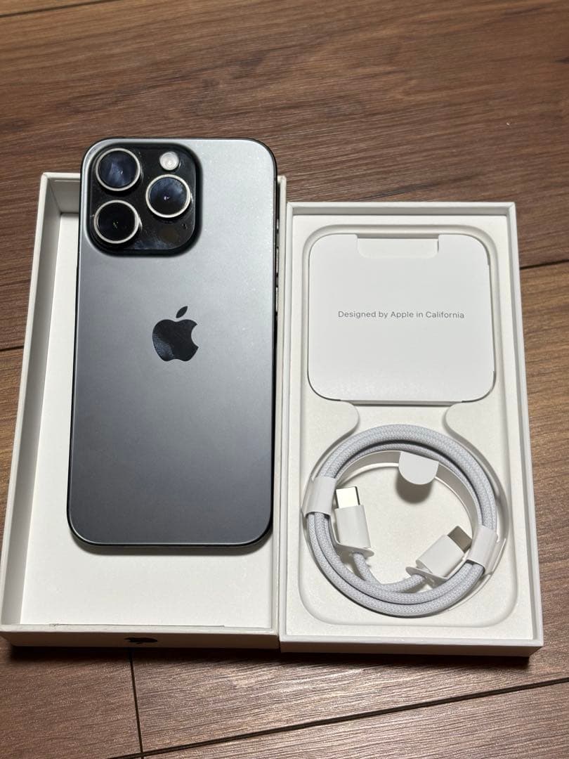 Apple iPhone 15 Pro ブラックチタニウム本体