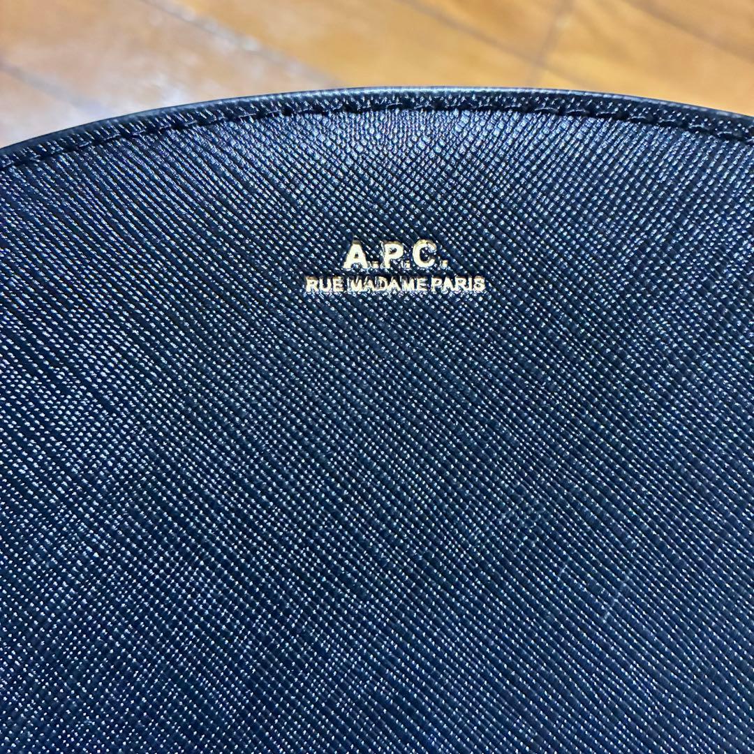 美品　A.P.C. Demi-Lune バッグ ショルダー　エンボス　黒