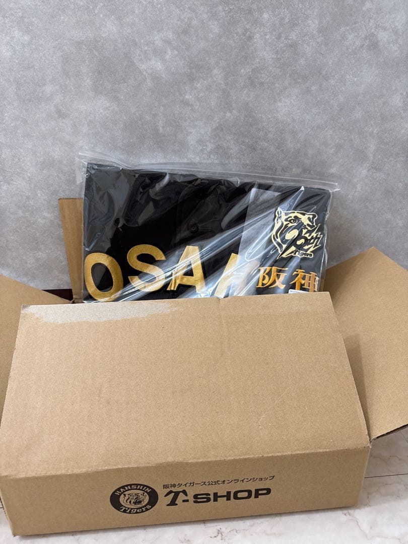新品未開封 阪神タイガース OSAKAロゴ Lサイズ ユニフォーム　ブラックユニ