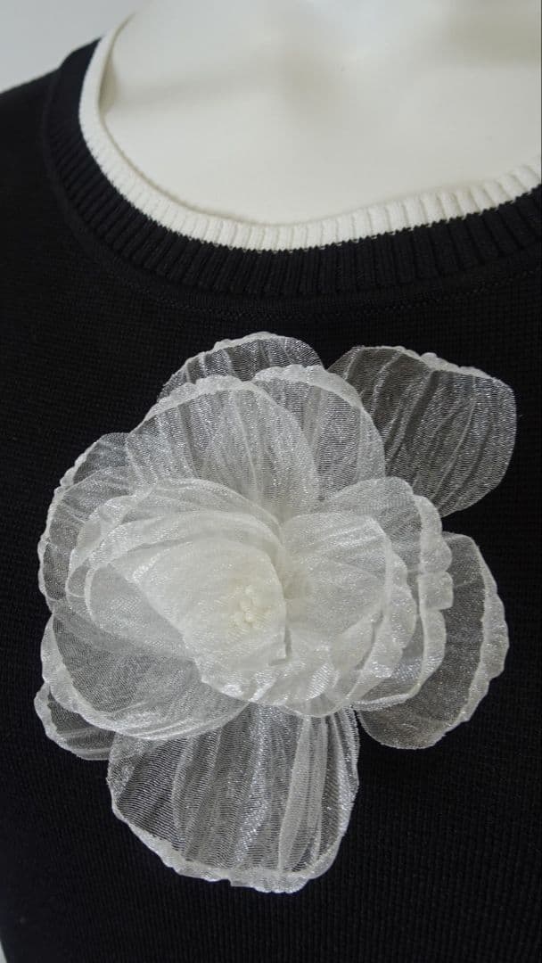 【新品】スーパービューティー胸元花モチーフサイドレーステープニットワンピース44