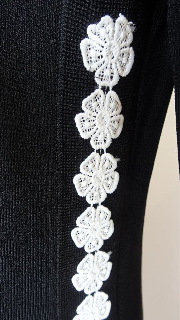 【新品】スーパービューティー胸元花モチーフサイドレーステープニットワンピース44