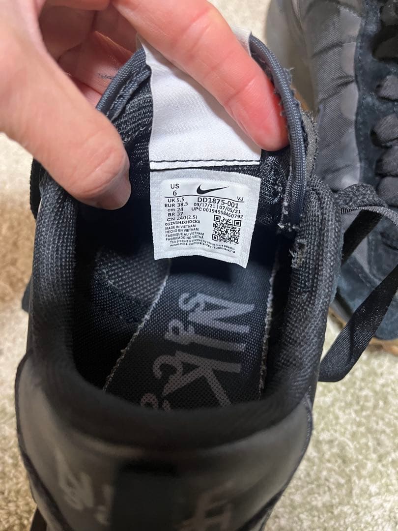 Sacaiㄨnikeブラック スニーカー