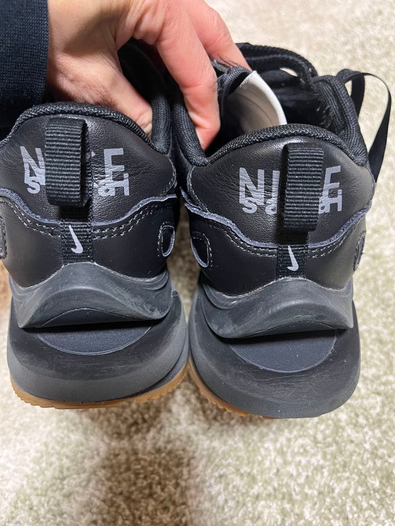 Sacaiㄨnikeブラック スニーカー