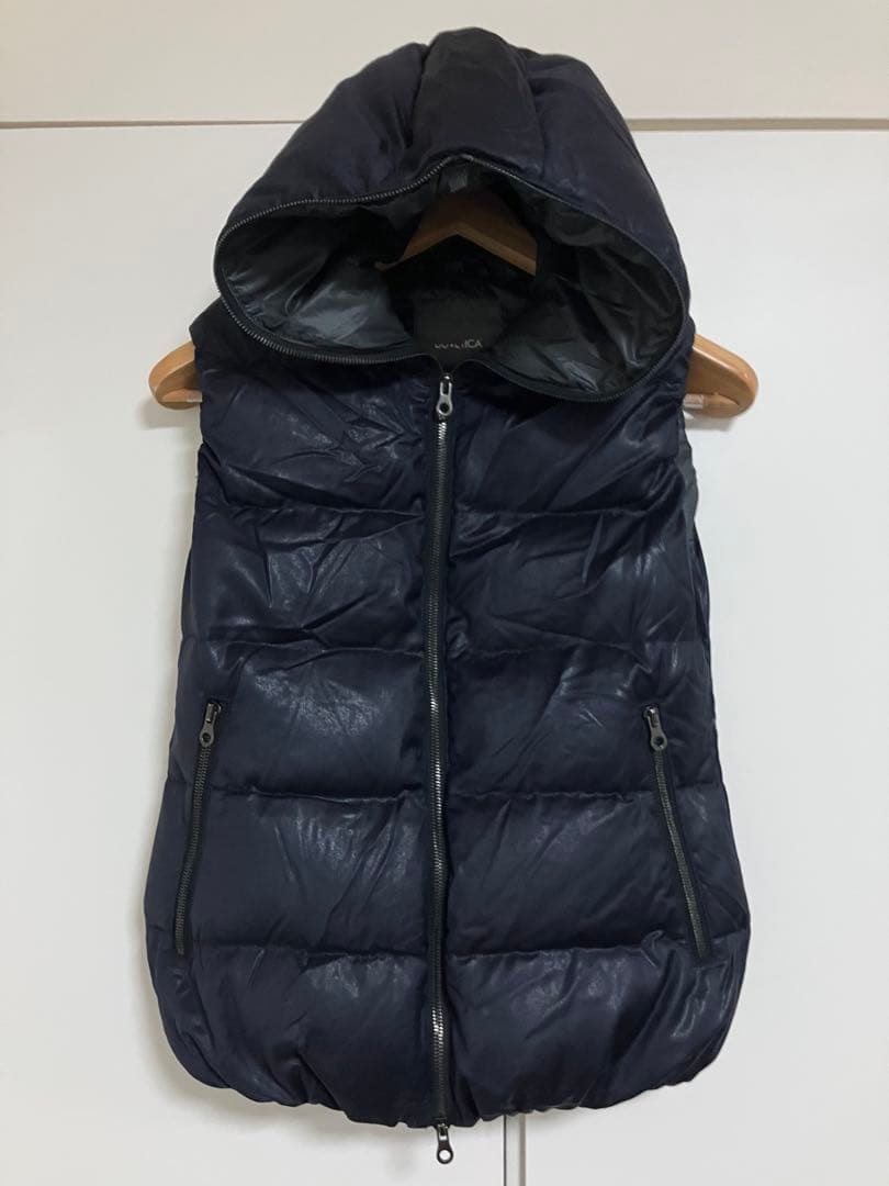 DUVETICA デュベティカのダウンベスト　FEBEDUE 40サイズ　紺