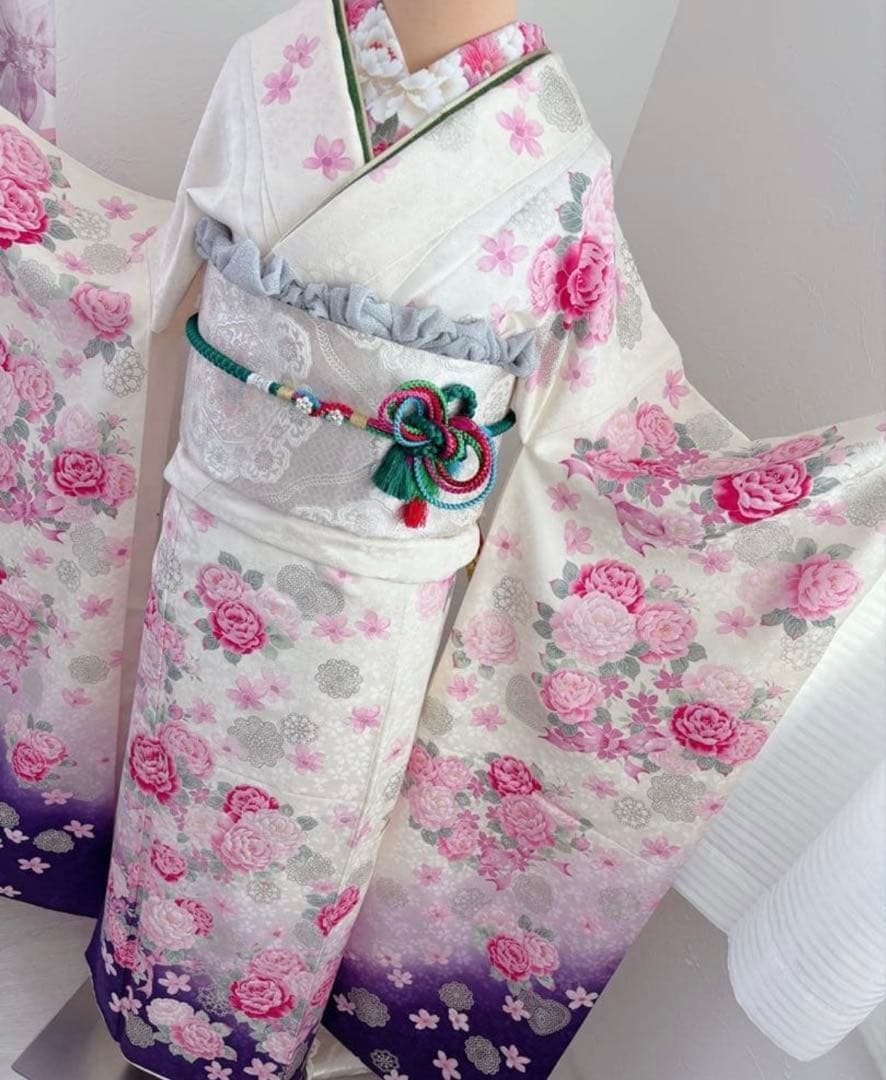 未使用に近い　正絹豪華振袖フルセット　薔薇　花柄　ホワイト　白地　成人式に