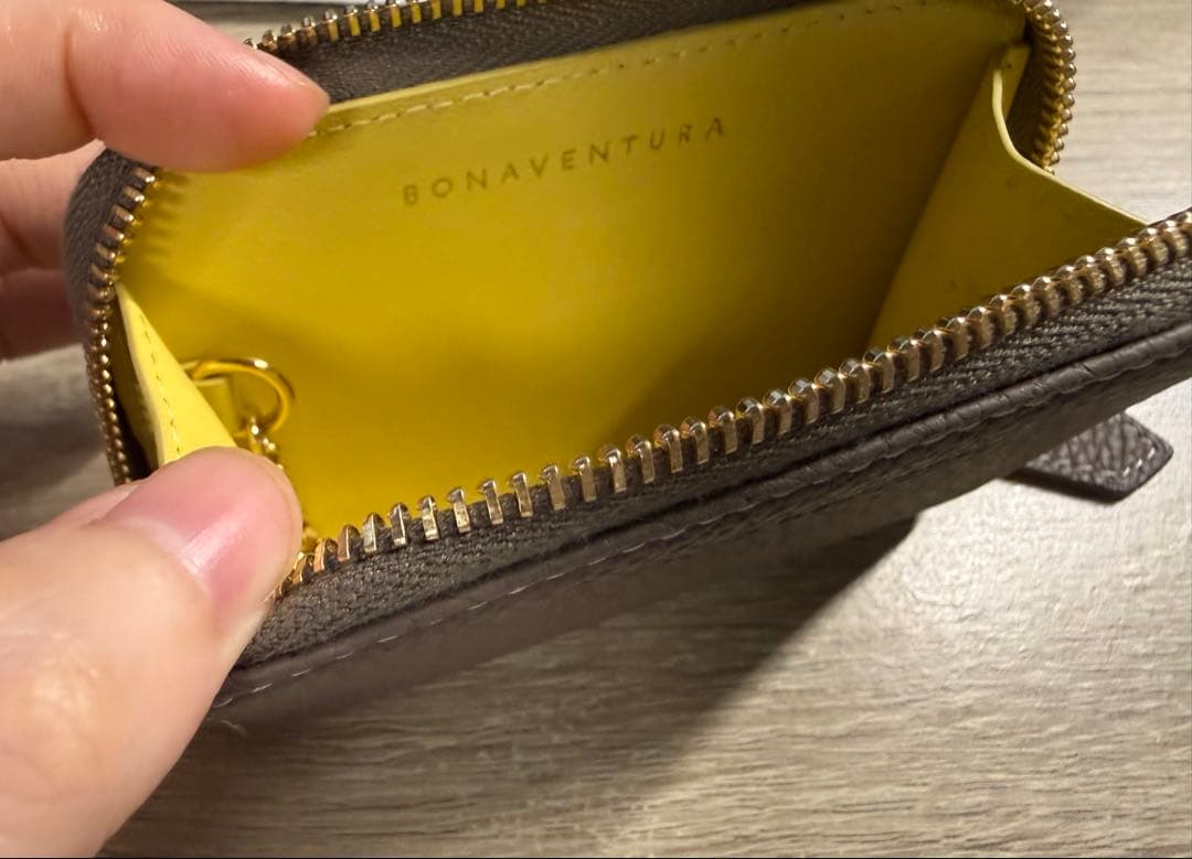 ボナベンチュラキーケース シュリンクレザー エトープ×イエロー