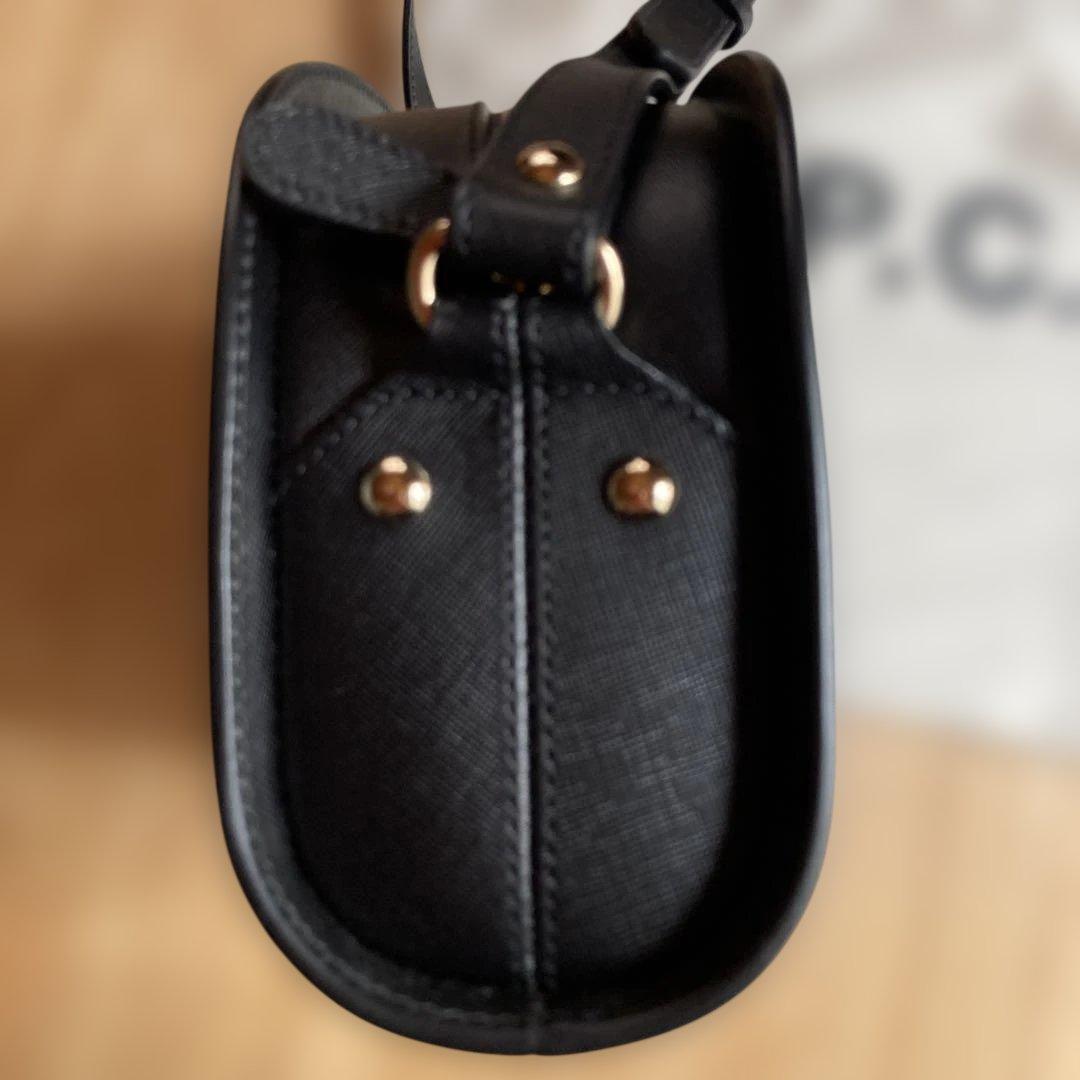 A.P.C. ハーフムーンブラックショルダーバッグ