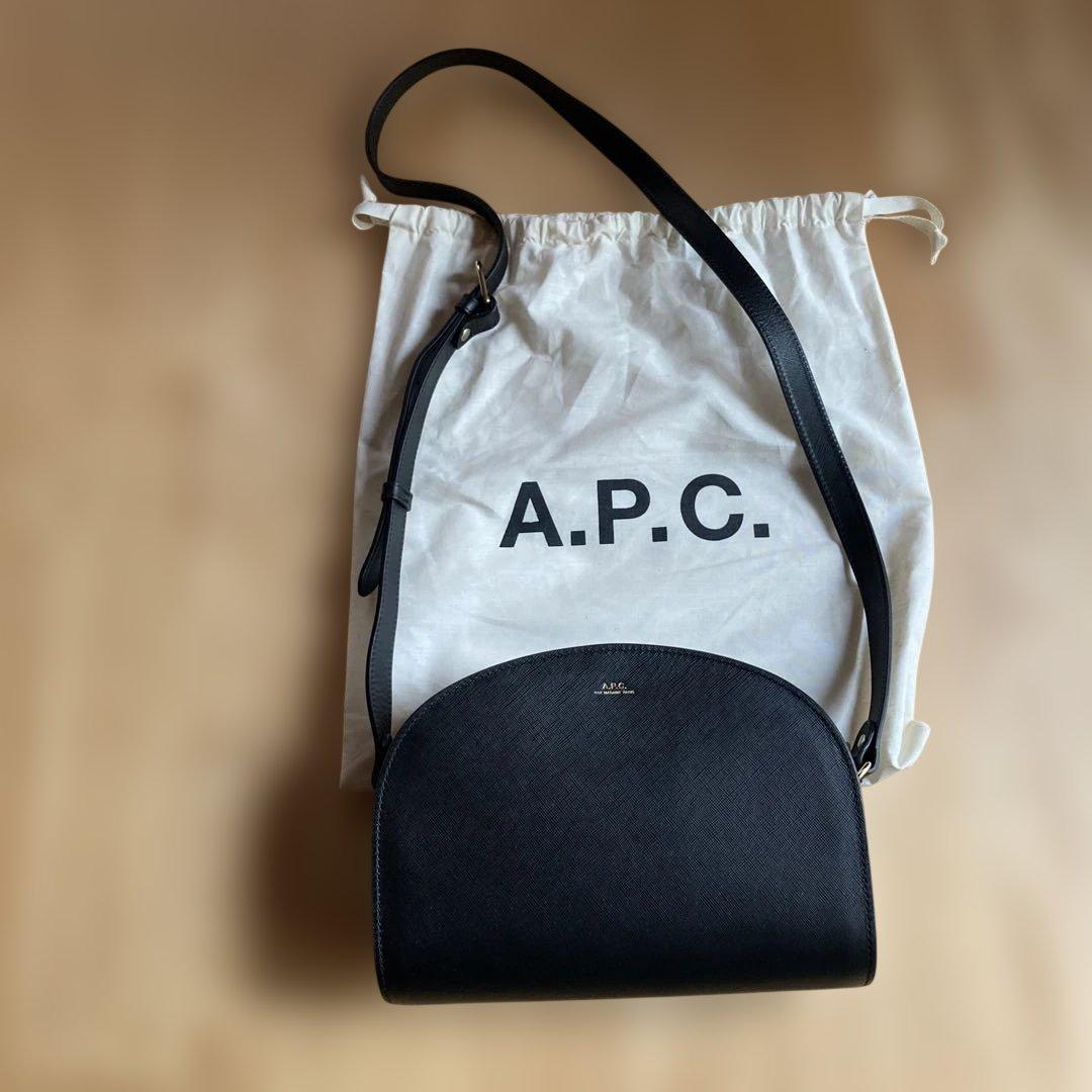 A.P.C. ハーフムーンブラックショルダーバッグ