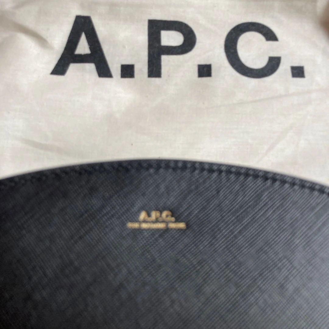 A.P.C. ハーフムーンブラックショルダーバッグ