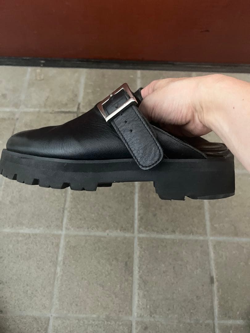 Simply complicated BELTED mule レザーサボサンダル