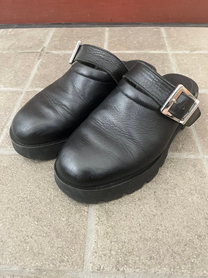 Simply complicated BELTED mule レザーサボサンダル