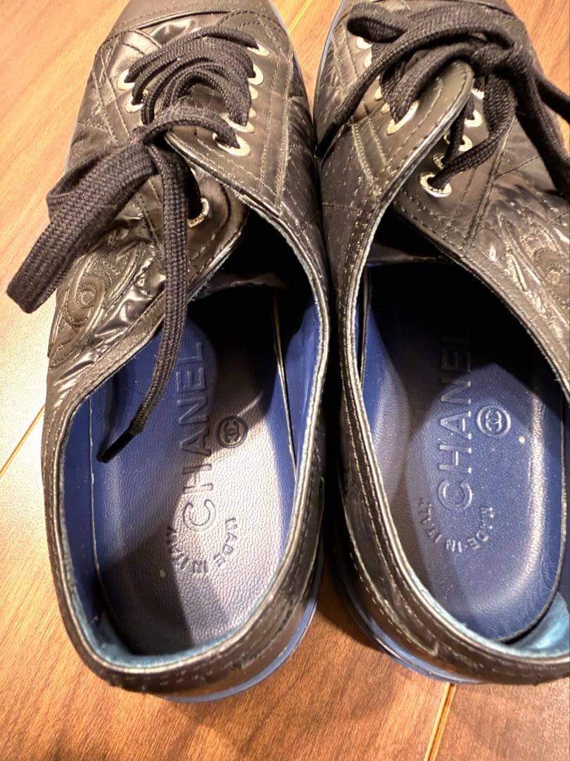 CHANEL ブラックレザー ロゴスニーカー