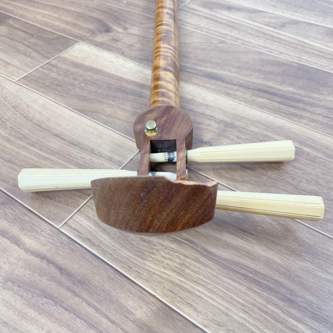 【希少】三味線 中棹 白紅木 犬皮 丸打胴 一本溝 天然糸巻き 撥