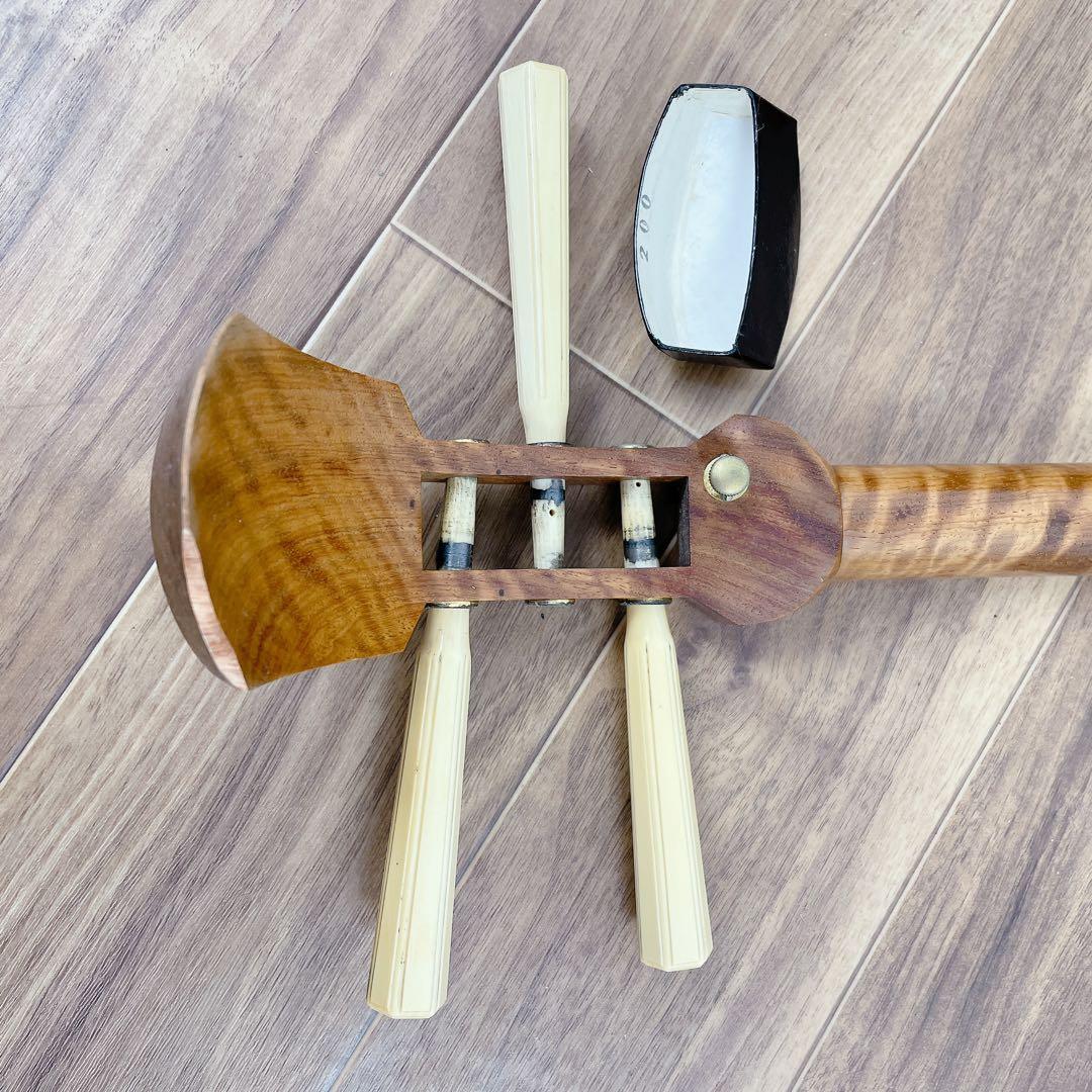 【希少】三味線 中棹 白紅木 犬皮 丸打胴 一本溝 天然糸巻き 撥