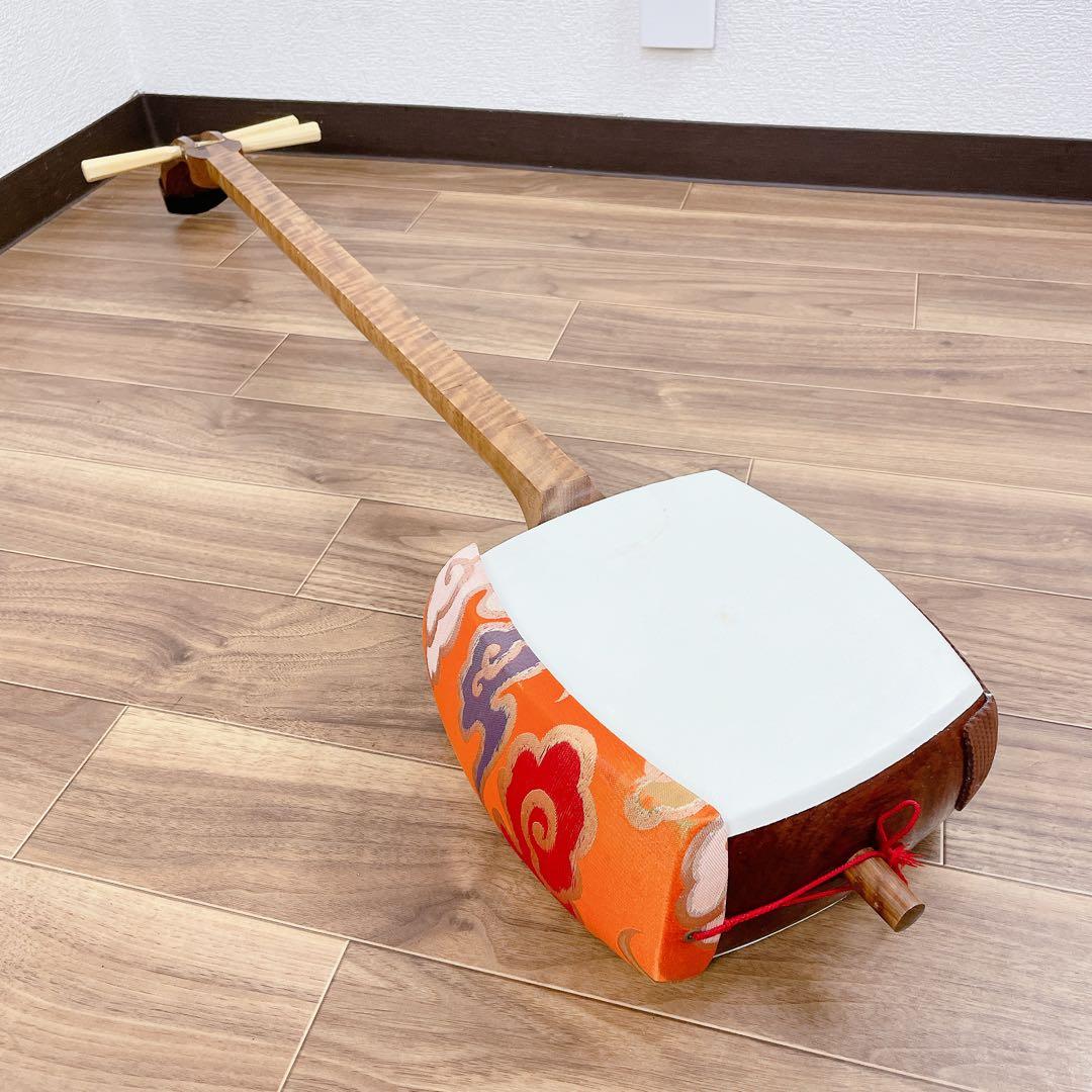 【希少】三味線 中棹 白紅木 犬皮 丸打胴 一本溝 天然糸巻き 撥