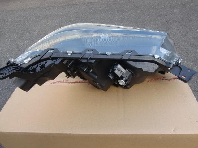 ダイハツ ムーブ LA850S 左ヘッドランプ