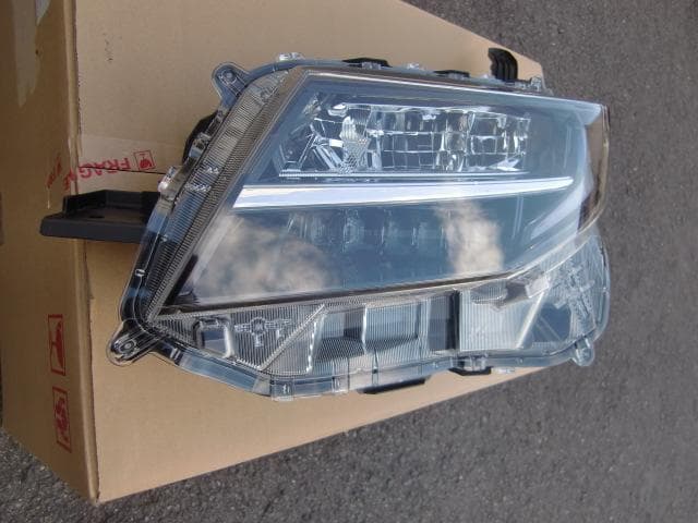 ダイハツ ムーブ LA850S 左ヘッドランプ