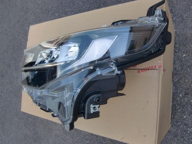 ダイハツ ムーブ LA850S 左ヘッドランプ