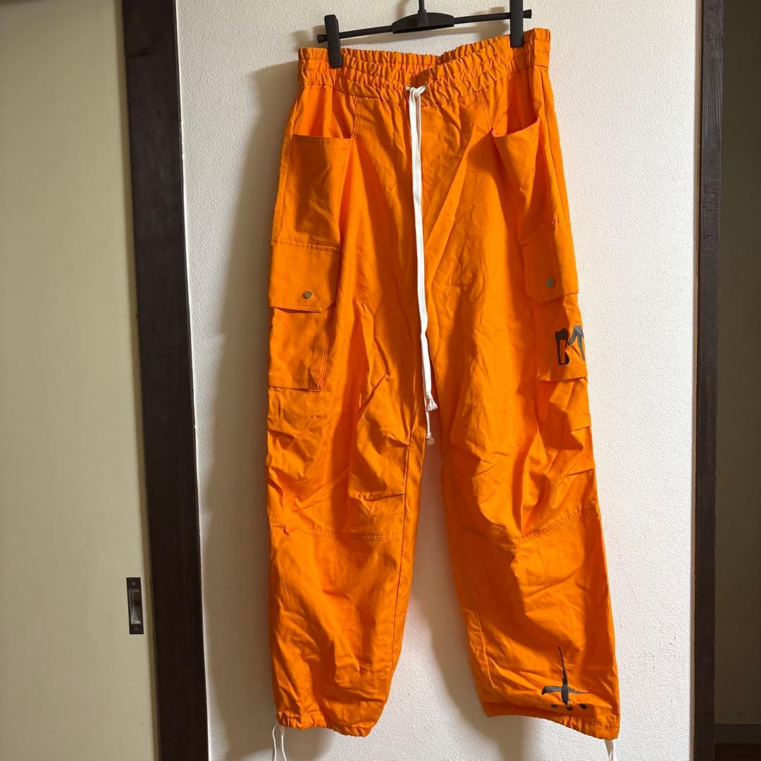 オレンジ カーゴパンツ サイドポケット付き