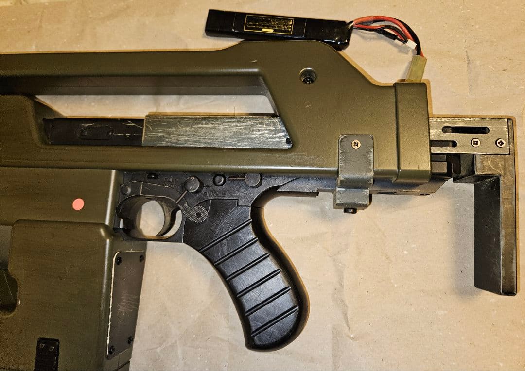 映画エイリアン·パルスライフル(ベースは東京マルイトンプソン)