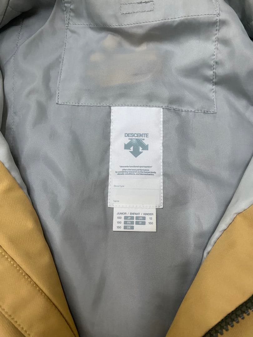 おしゃれカッコいいDESCENTE 子ども用スキーウェア カーキ/ベージュ150