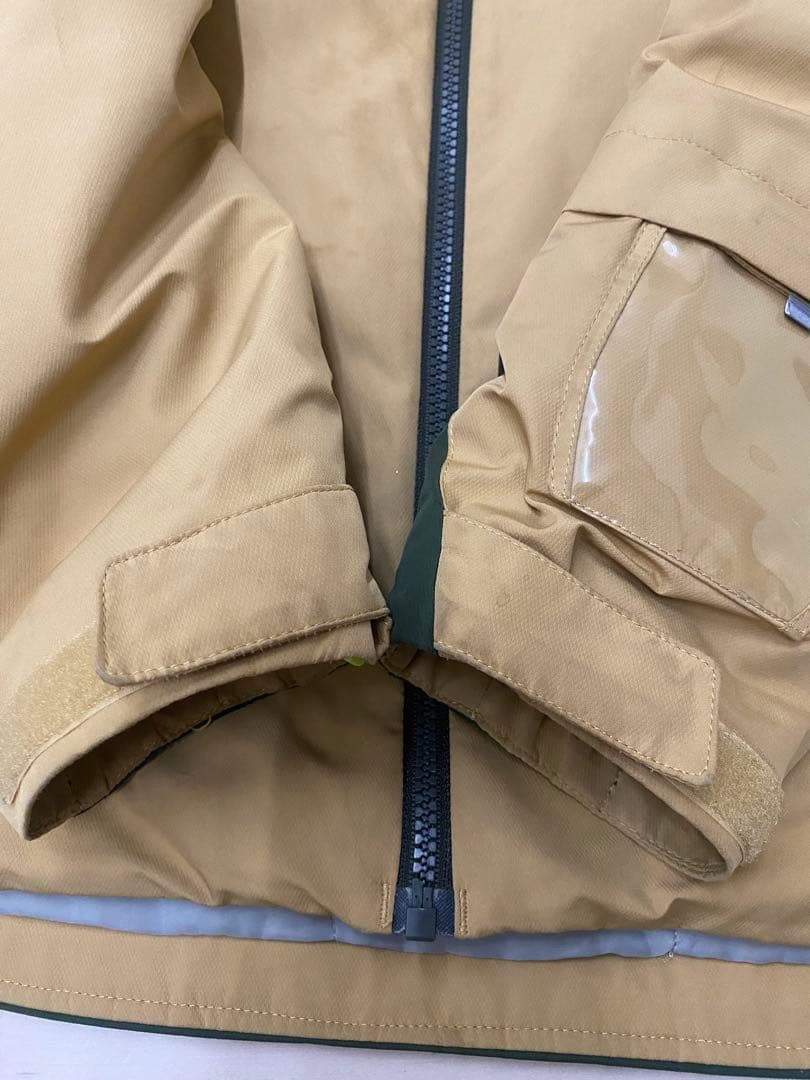 おしゃれカッコいいDESCENTE 子ども用スキーウェア カーキ/ベージュ150