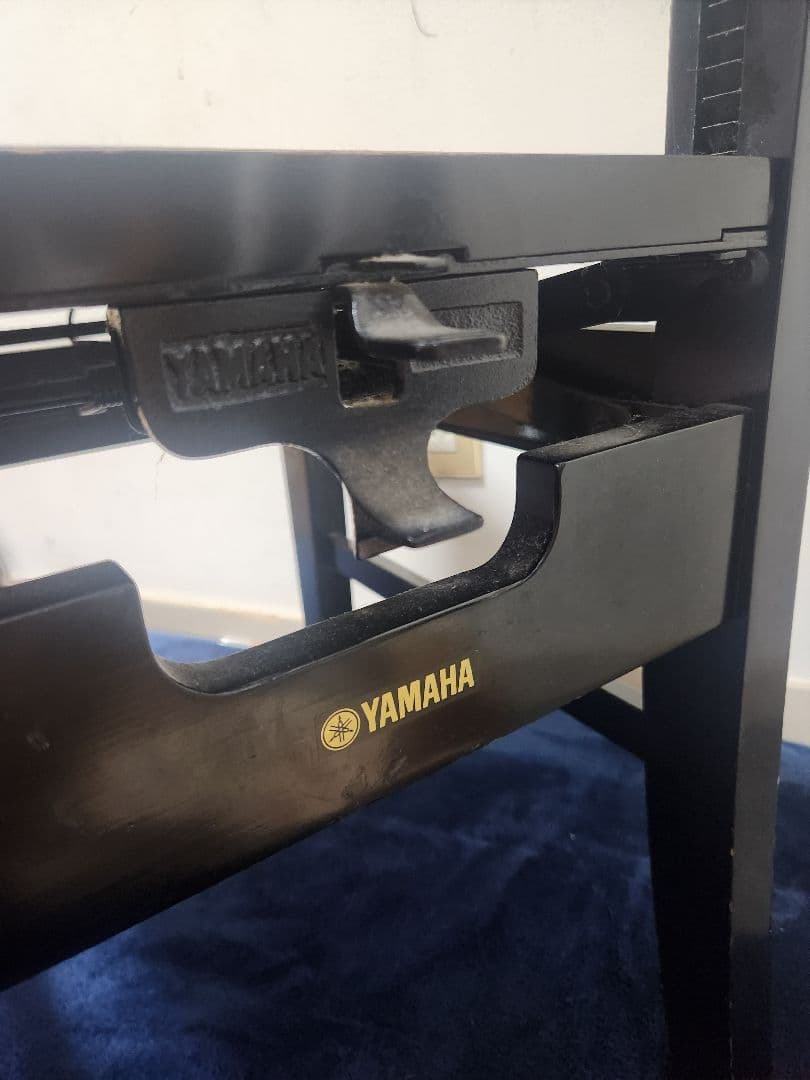 トムソン椅子　YAMAHA 高さ調整機能付きピアノ椅子