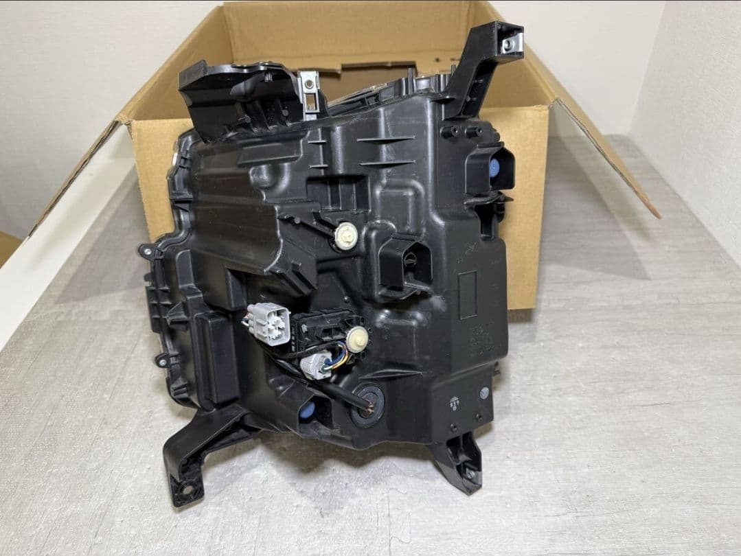 デリカD:5　後期 / CV1W ＬＥＤ ヘッドライト　右