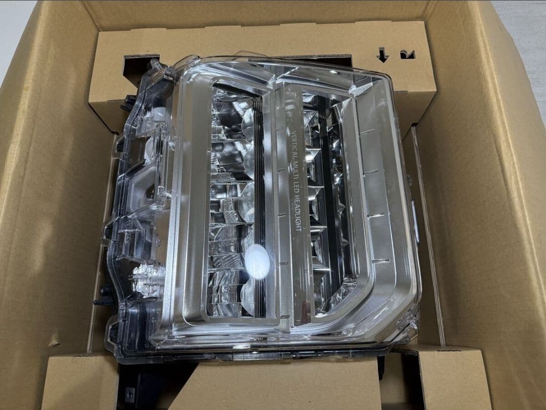 デリカD:5　後期 / CV1W ＬＥＤ ヘッドライト　右