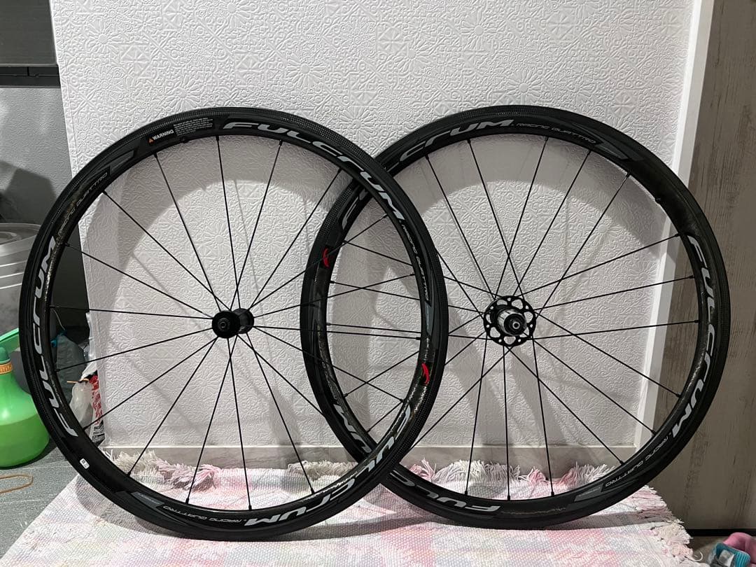 レーシングクアトロカーボン　クリンチャー，リムブレーキ，シマノフリー