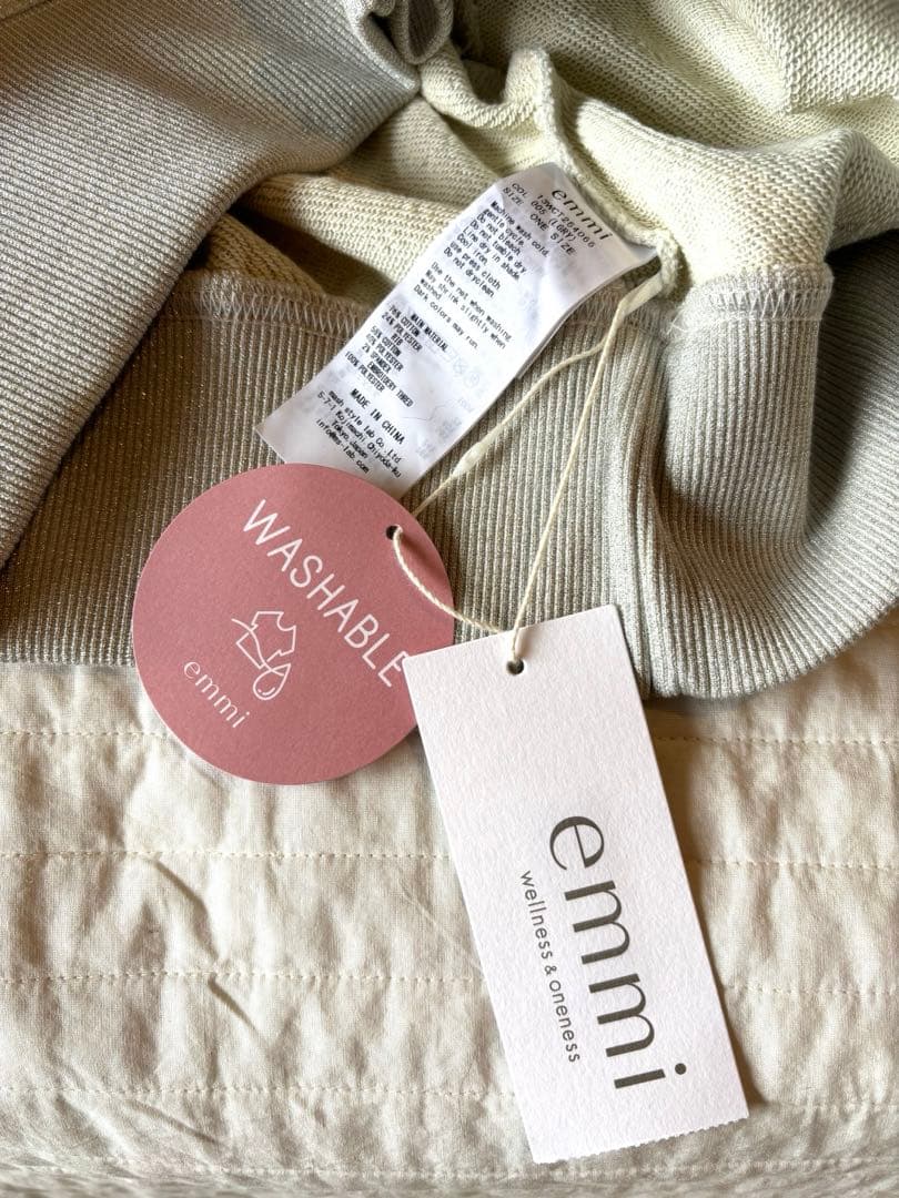《新品タグ付き未使用》emmi ラメ裏毛ショートスウェットトップス