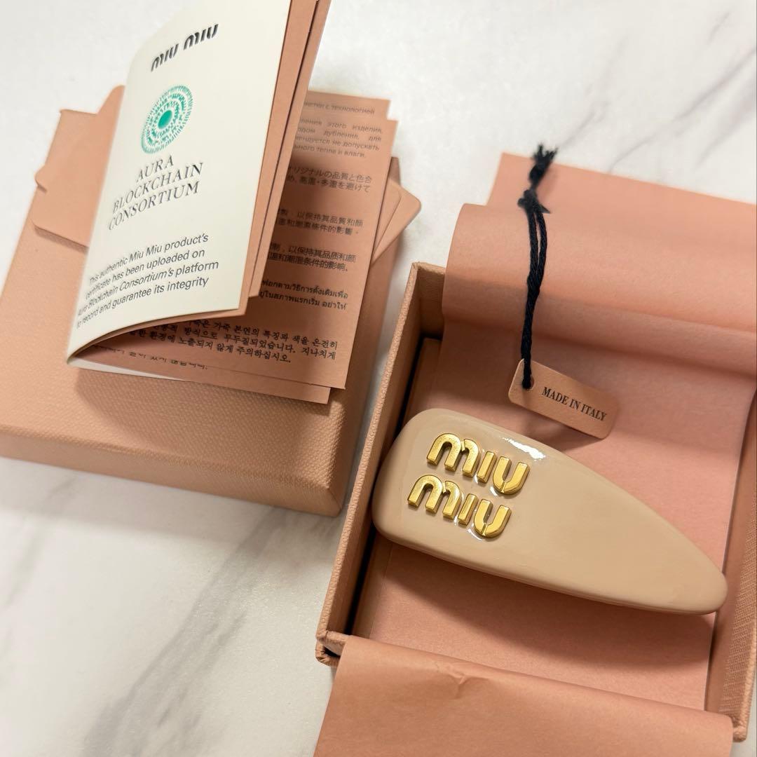 MIUMIU ヘアクリップ ピンクベージュ