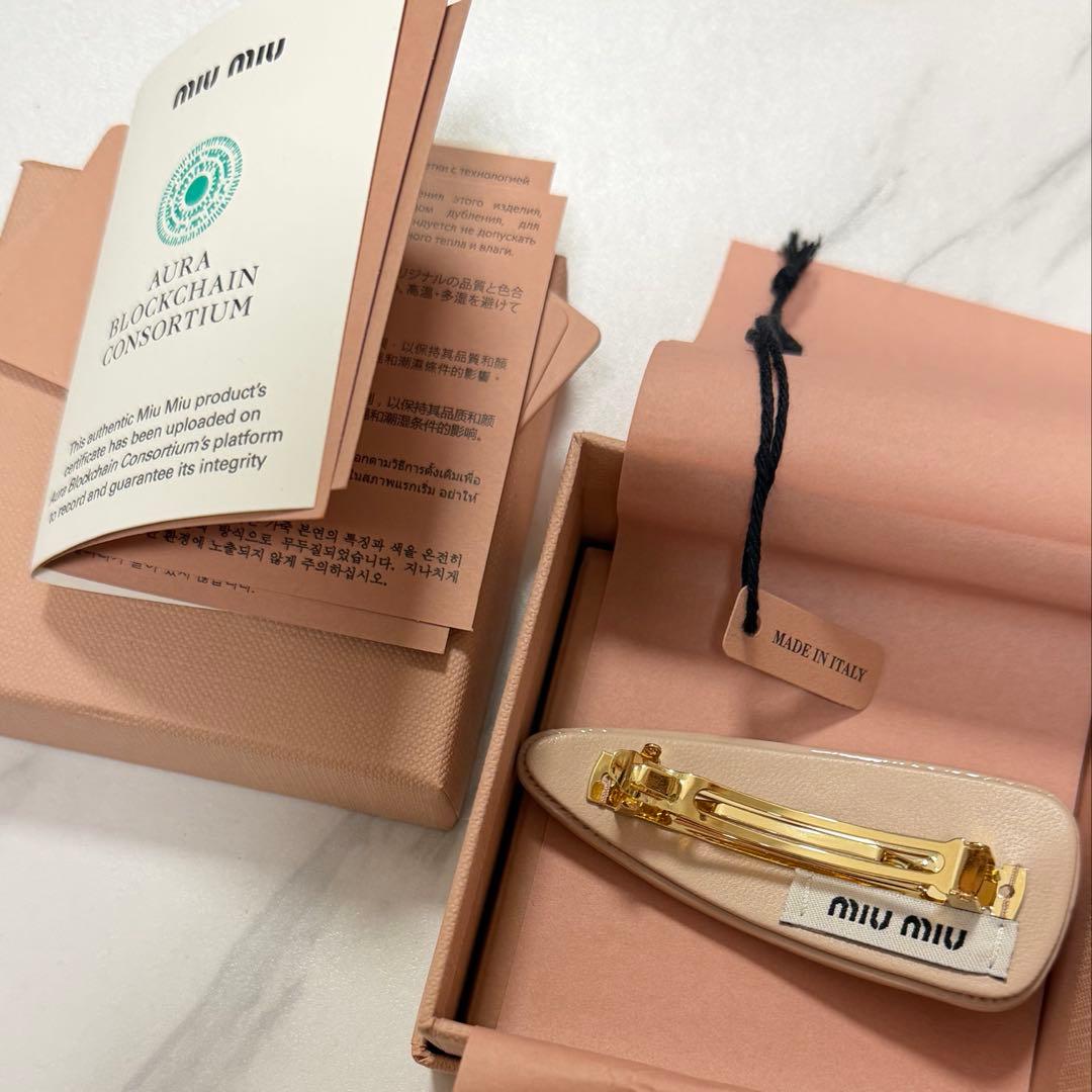 MIUMIU ヘアクリップ ピンクベージュ