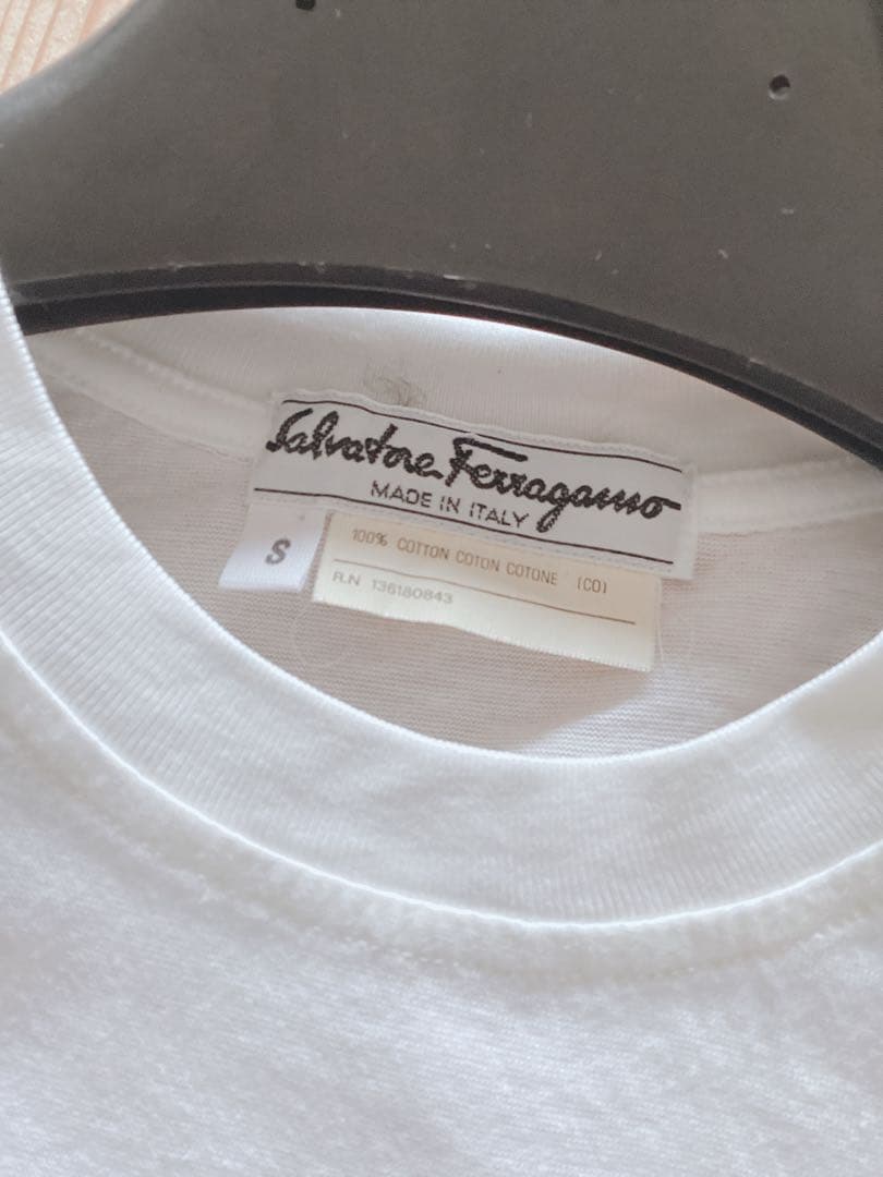 【Salvatore Ferragamo】フェラガモ　サンダルデザイン　Tシャツ