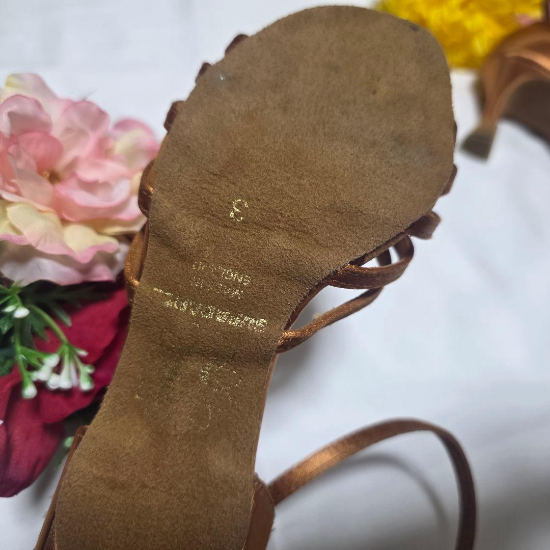 ブロンズ サテン ストラップ サンダル 中ヒール