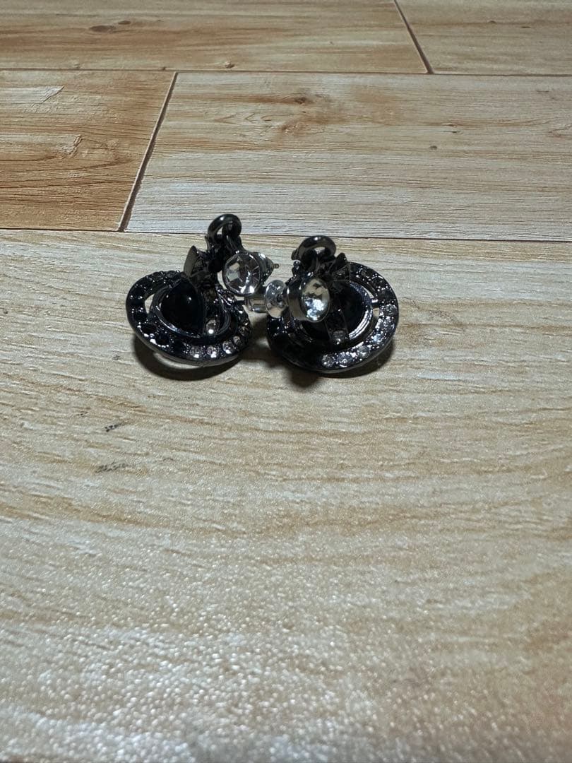 Vivienne Westwoodブラック ピアスセット