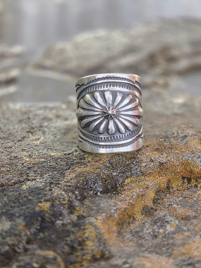 オールド　インディアンジュエリースタイル　バンプアウト　リング　ナバホ風