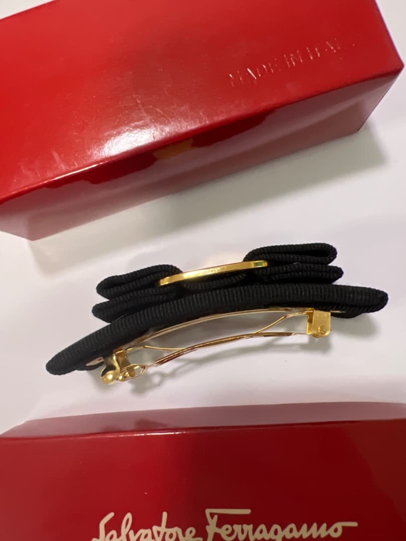 may Salvatore Ferragamo 黒リボン　バレッタ