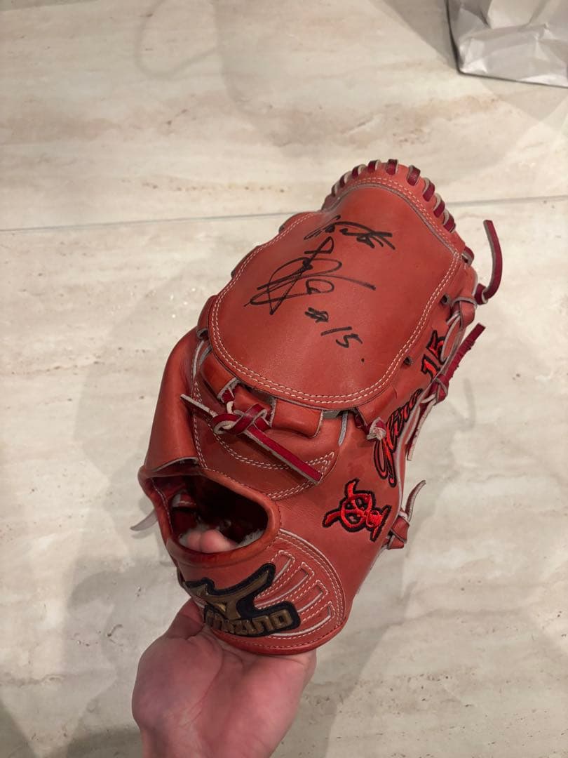 希少　巨人　澤村拓一投手　実使用グローブ　直筆サイン付き